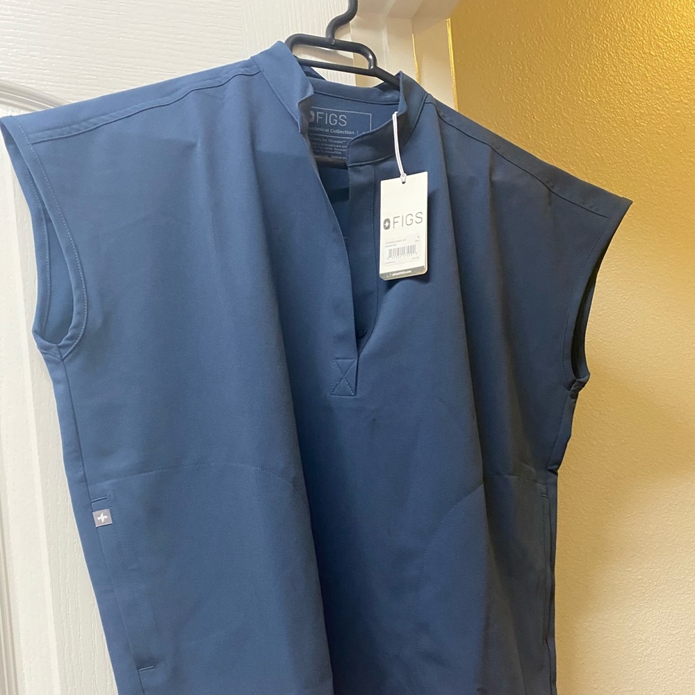 2 piece FIGS scrub outfit.   Figs technical collection.  Top Small -pants M-tall